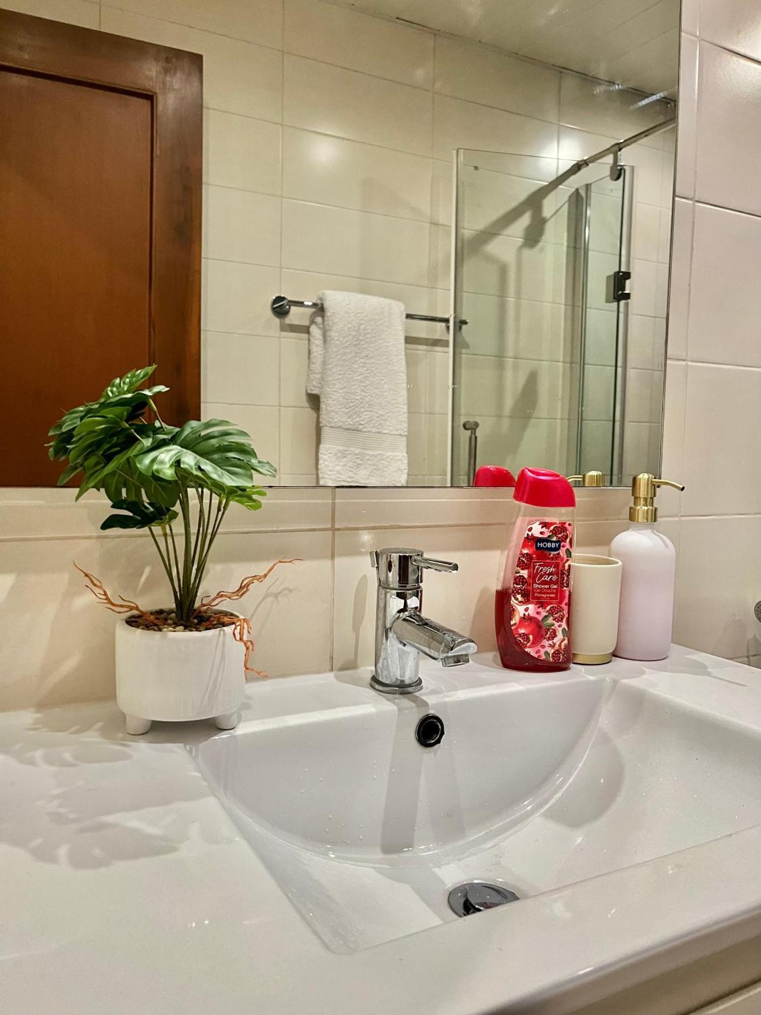 Coastalhome 75Inch Tv 5Min Drive To The City & Beach 达累斯萨拉姆 外观 照片